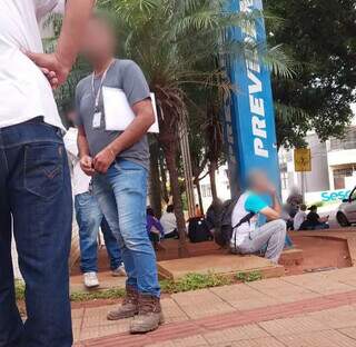 Trabalhadores aguardaram por perícia sentados na calçada da Agência. (Foto: Direto das Ruas)
