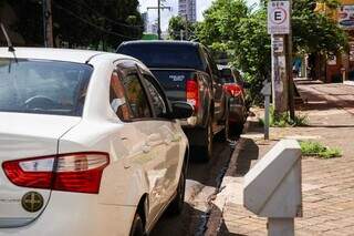 Carros estacionados, em abril de 2022 (Foto: Henrique Kawaminami)