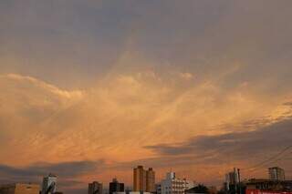 Céu da Capital com poucas nuvens nesta manhã (Foto: Henrique Kawaminami)