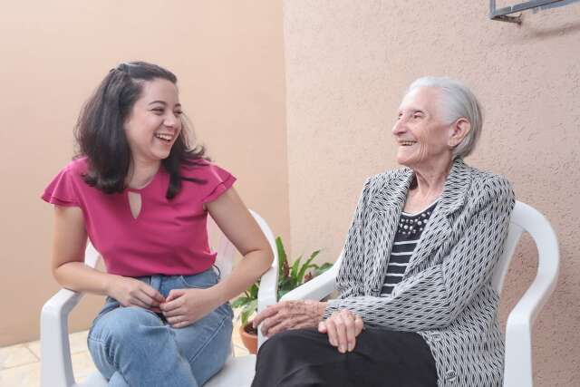 Após 68 anos de confeitaria, dona Fifi repassa amor e receita para bisneta