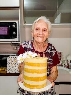 Bolo do aniversário da bisavó foi feito por Mônica para celebrar os 83 anos. (Foto: Arquivo pessoal)