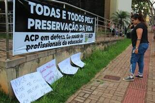 Manifestação de professores em frente ao IMPCG, na quinta-feira (23). (Foto: Juliano Almeida)