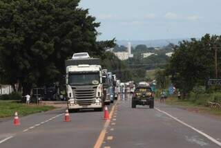 Trânsito ficou parado por mais de uma hora após o incidente. (Foto: Marcos Maluf)