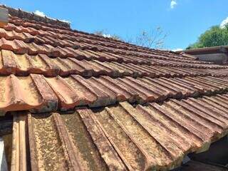 Até mesmo o telhado tem sido mantido pela família na Vila Taveirópolis. (Foto: Aletheya Alves)