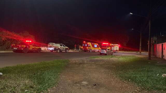 Bombeiros socorrem mulher que caiu no Rio Anhandu&iacute; e mergulhadores buscam carro