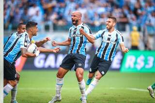 Jogadores comemoram a vitória que garante a classificação para a final do Campeonato Gaúcho. (Foto: Lucas Uebel / Grêmio FBPA)