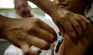 Mulher recebe vacina contra o HPV. (Foto: Marcelo Camargo/Agência Brasil)