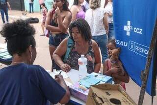 Moradores aproveitam a&ccedil;&atilde;o em bairro para fazer documentos e tomar vacina