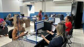 Mulher sendo atendida por equipe da Secretaria Municipal de Assistência Social. (Foto: Divulgação)