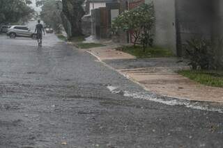 Rua Aluízio de Azevedo, no Jardim São Bento, com correnteza de água (Foto: Marcos Maluf)