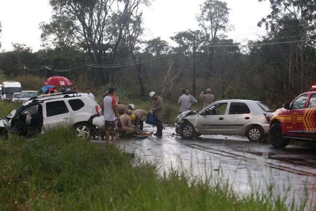 Durante chuva, motorista morre em acidente envolvendo tr&ecirc;s carros 