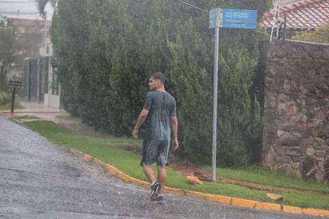 Confirmando previsão, tarde de domingo começa com chuva e trovoada