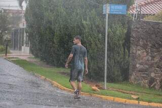 Chuva pegou de surpresa quem estava caminhando pela Rua Aluízio de Azevedo (Foto: Marcos Maluf)