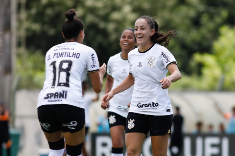 Mesmo com apagão, Corinthians vence Athletico e continua na liderança