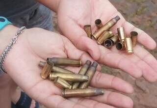 Capsulas das balas encontradas no local. (Foto: Reprodução)