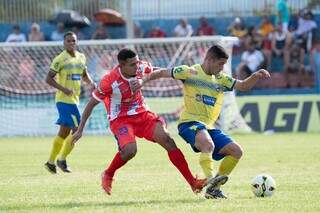 Jogadores disputam posse de bola durante partida realizada neste domingo (26), em Coxim. (Foto: Vinícius Eduardo)