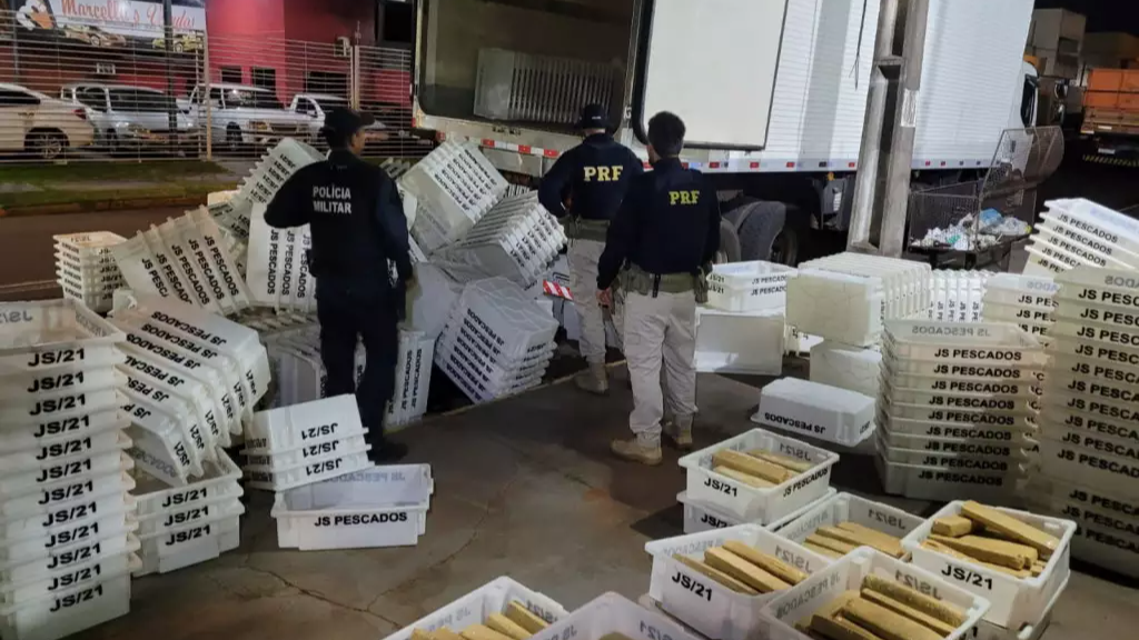 Motorista é preso com 322 kg de maconha em baú de caminhão