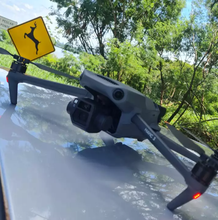 Ladrão quebra vidro de carro e furta R$ 30 mil em drones