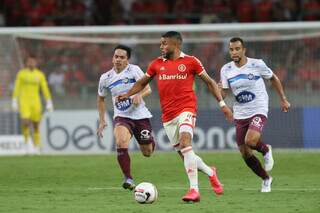 Jogadores disputam a posse da bola durante partida que aconteceu neste domingo (26). (Foto: Ricardo Duarte/Internacional)