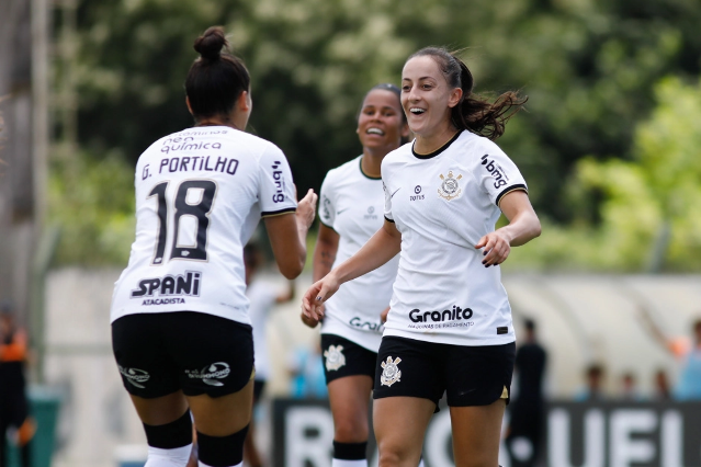 Mesmo com apag&atilde;o, Corinthians vence Athletico e continua na lideran&ccedil;a