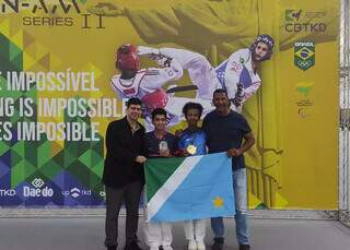 Delegação de Mato Grosso do Sul com medalhas; Da esquerda para direita: técnico Fábio Costa, Luiz Aquino, Thays de Souza e técnico Celso Souza (Foto: Divulgação)