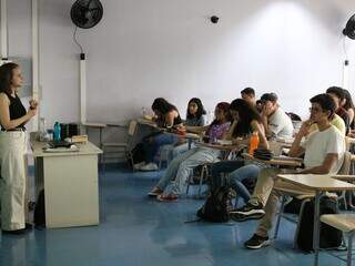 Professora dando aula em cursinho pré-vestibular com alunos que prestam Enem. (Foto: Rovena Rosa/Agência Brasil)