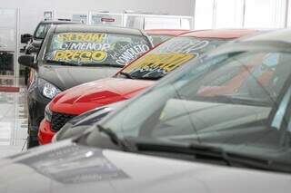 Estoque de carros à venda em concessionária de Campo Grande (Foto: Henrique Kawaminami)