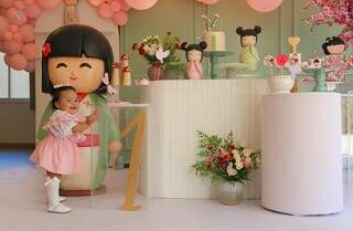 Ayumi ficou encantada quando viu as bonequinhas japonesas na decoração da festa. (Foto: Josy Mendes)