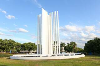 Monumento &#34;Paliteiro&#34;, na entrada da UFMS em Campo Grande. (Foto: Paulo Francis)