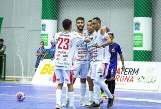 Jogadores do Acel comemorando gol contra o time do Shekinah (Foto: @joao.vitorfotografia)