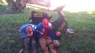 Os dois autores do crime, a moto e o revólver usado para matar policial (Foto: Divulgação)