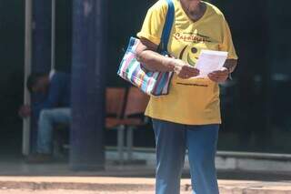 Paciente sai da UPA Universitário com receita em mãos. (Foto: Marcos Maluf)