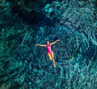 Turista flutando em rio de água transparente de Bonito, conhecido como Nascente Azul. (Foto: Instagram/@bonitoconvention)