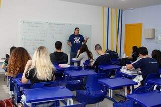 Com aulas de segunda a sexta, das 13h45min às 17h55min, o curso aborda as principais matérias que caem nos vestibulares. (Foto: Alex Machado)