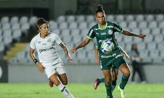 Jogadores disputam posse da bola durante partida realizada nesta segunda-feira (27). (Foto: Rebeca Reis/Staff Imagens Woman for CBF/Agência Brasil)