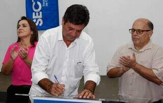 Mandeta também assinou a ordem, junto com a prefeita e os representantes da Tascon Engenharia, responsável pela obra (Foto: Alex Machado)