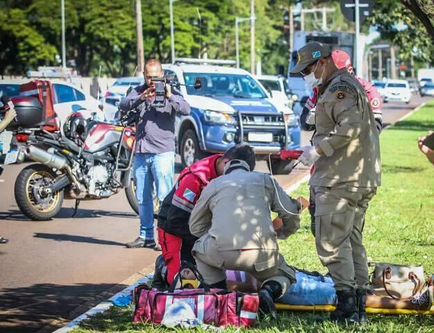 Motociclista sofre traumatismo em colis&atilde;o que tumultua tr&acirc;nsito