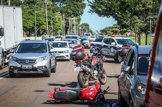 Motociclista sofre traumatismo em colis&atilde;o que tumultua tr&acirc;nsito