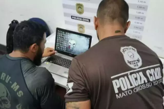 Policiais fazem varredura em computador. (Foto: Reprodução/Polícia Civil)