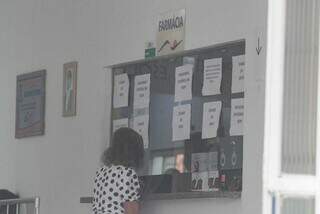 Paciente aguarda atendimento em farmácia de unidade de saúde na Capital. (Foto: Marcos Maluf/Arquivo Campo Grande News)