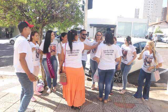 Familiares e amigos v&atilde;o ao F&oacute;rum cobrar justi&ccedil;a e lembrar 1&ordm; feminic&iacute;dio do ano