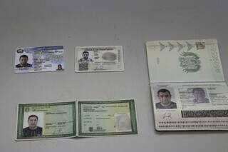 Documentos brasileiro e boliviano usados pelo traficante para despistar a polícia. (Foto: Paulo Francis)