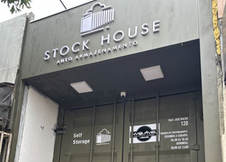 A Stock House é uma empresa de auto armazenamento que oferece boxes de diferentes tamanhos.