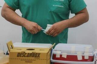 Técnico de enfermagem preparando a vacina (Foto: arquivo/Campo Grande News)