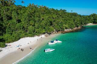 Praia paradisíaca na Ilha Grande, a maior ilha da baía de Angra dos Reis, no litoral do Rio de Janeiro (Foto: Reprodução)