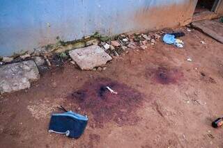 Nesta manhã ainda era possível encontrar manchas de sangue no local onde ocorreu o crime (Foto: Henrique Kawaminami)