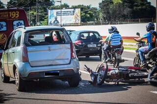 Motociclista sofre traumatismo em colis&atilde;o que tumultua tr&acirc;nsito