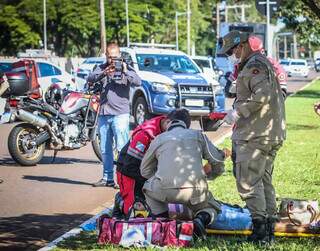 Motociclista sofre traumatismo em colis&atilde;o que tumultua tr&acirc;nsito