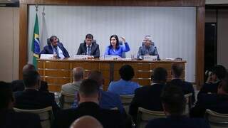 Além da ministra Simone Tebet e o presidente da Assomasul e prefeito de Nioaque, Valdir Couto Júnior, o prefeito de Sonora e representante dos consórcios municipais, Enelto Ramos, e o secretário de Articulação Institucional do MPO, José Antonio Silva Parente, compuseram a mesa. (FotoEdu Andrade/ASCOM/MPO)