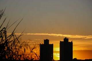 Nascer do sol visto no Bairro Santa Fé, em Campo Grande (Foto: Henrique Kawaminami)